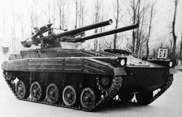The first WZ-141 prototype, showing the two Type 75 recoilless rifles and HJ-73 ATGMs on either side of the turret. (坦克装甲车辆)